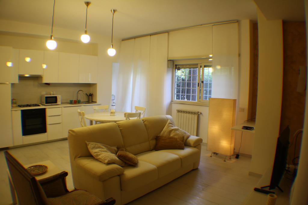 Conny's Apartment Rom